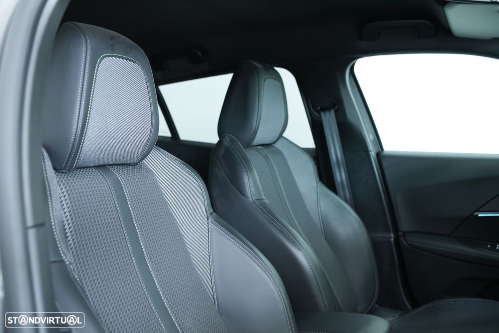 Peugeot 2008 PureTech 130 EAT8 GT Pack - 29