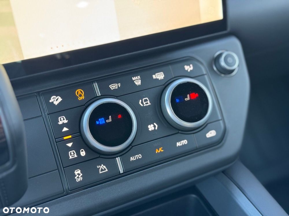 Land Rover Defender - 24