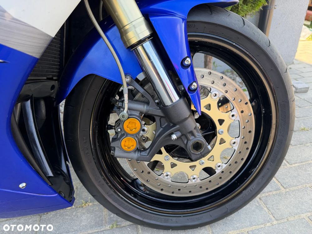 Yamaha R1 - 12