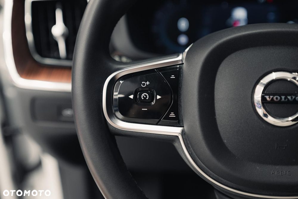 Volvo XC 60 B5 B AWD Plus Dark - 22