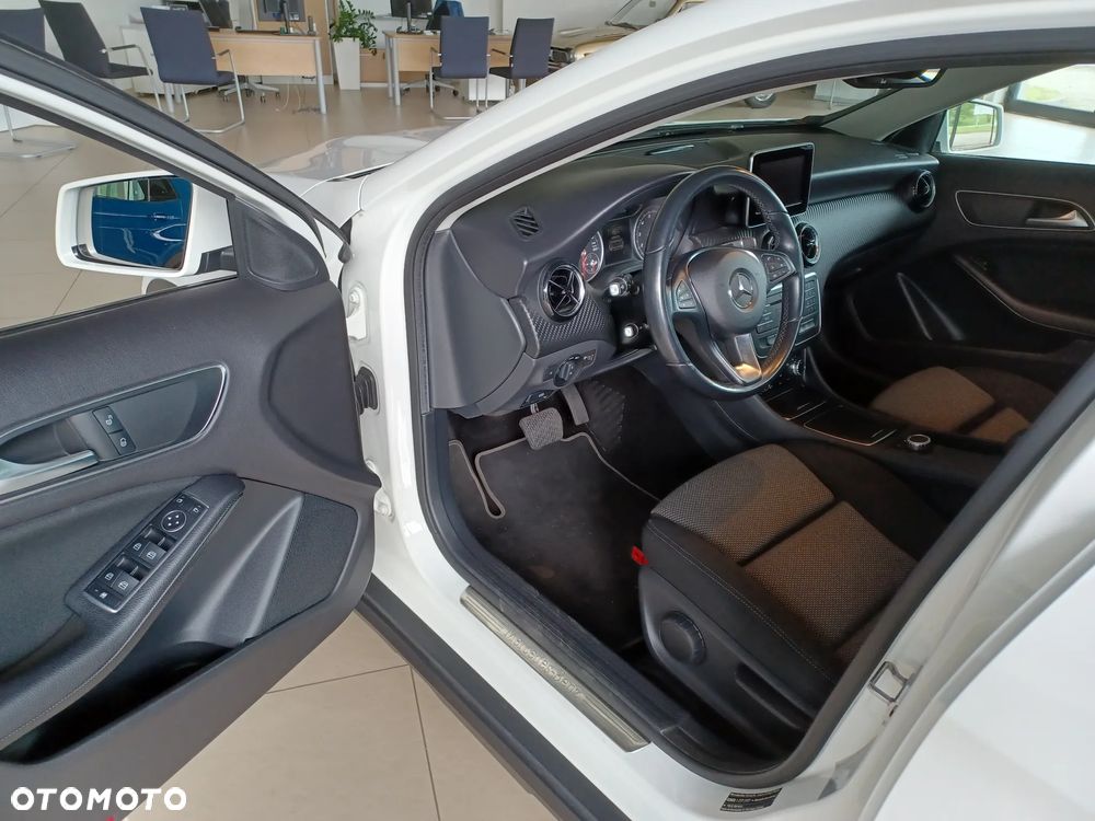 Mercedes-Benz GLA 200 7G-DCT - 9