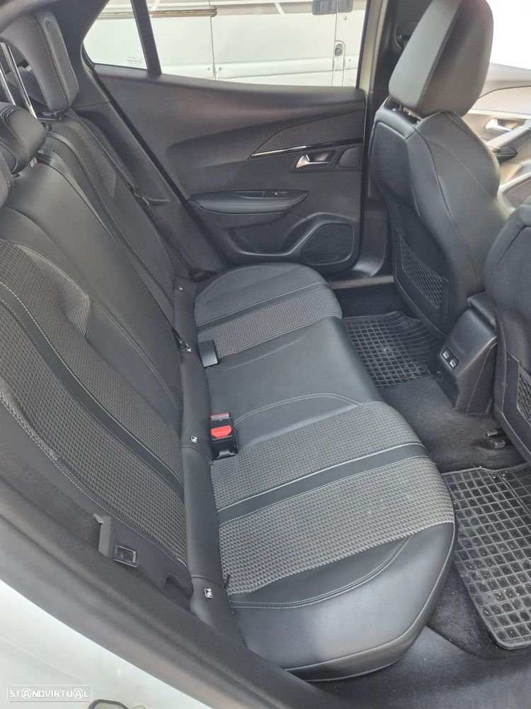 Peugeot 2008 1.2 PureTech GT Line - 4