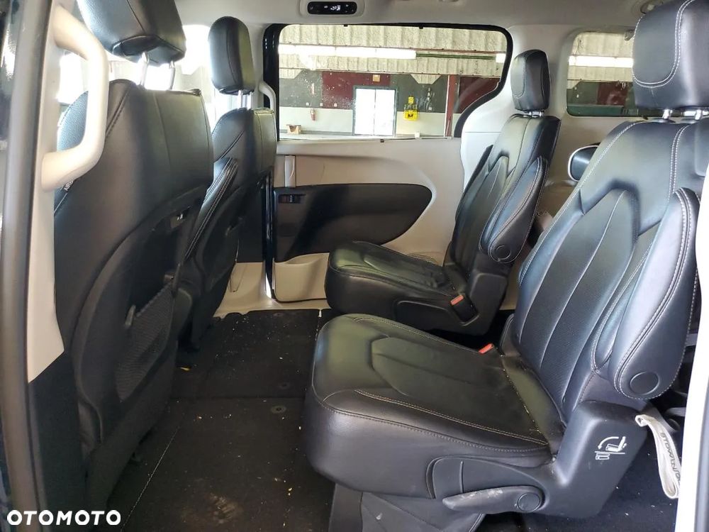 Chrysler Pacifica - 11