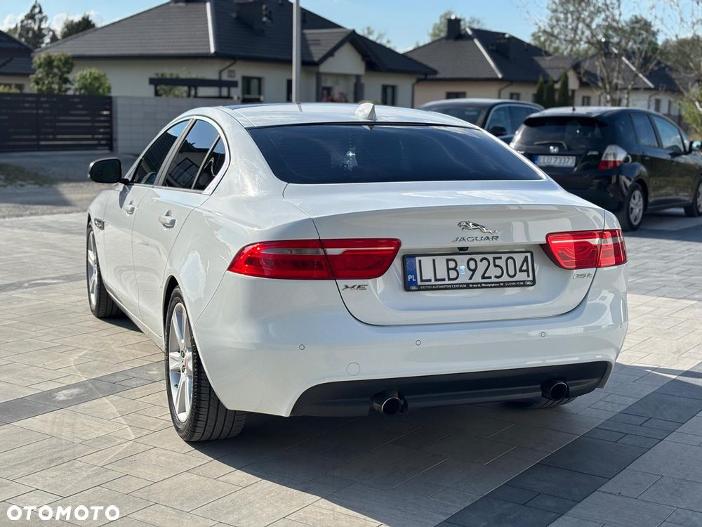 Jaguar XE 25t Prestige - 7