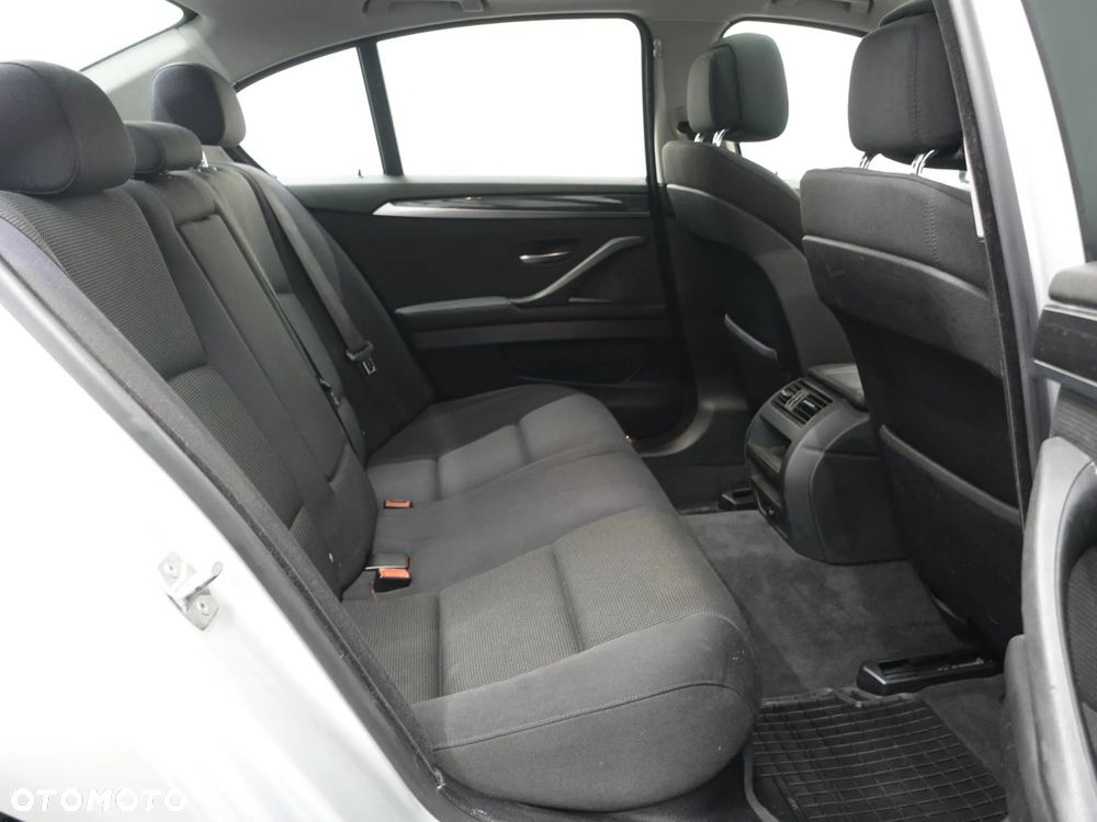 BMW Seria 5 528i - 24