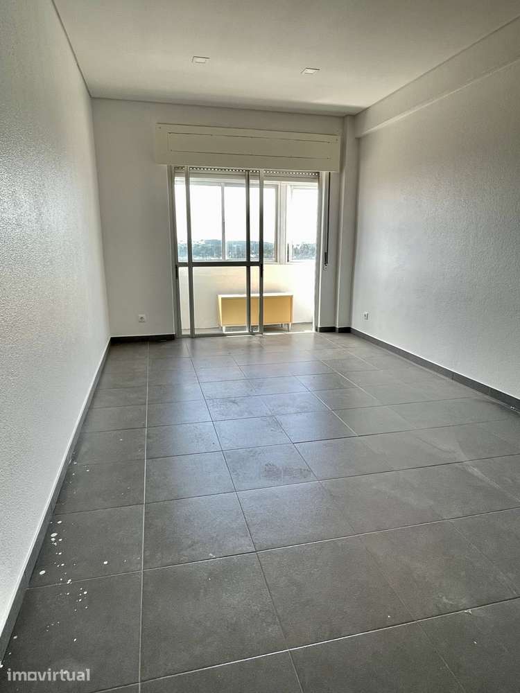 Apartamento T3 c/ garagem para arrendamento no Largo Colégio Militar - Grande imagem: 3/20
