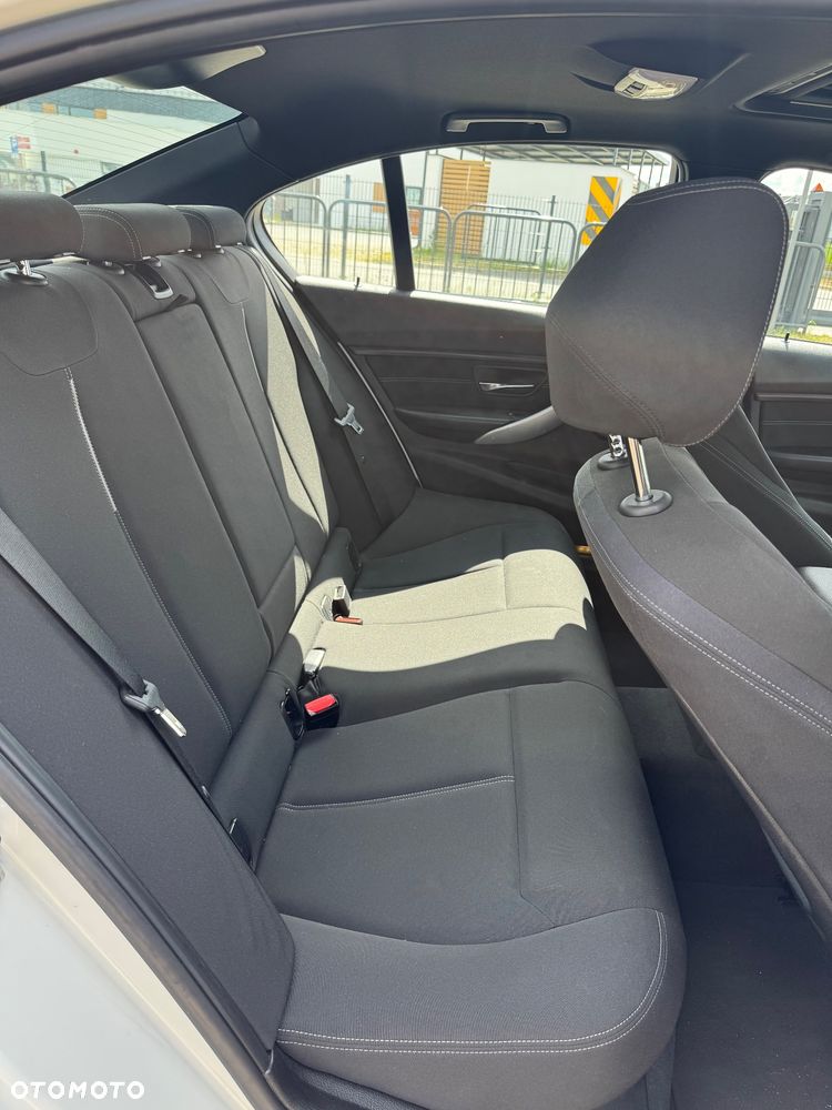 BMW Seria 3 320d DPF Edition Sport - 23