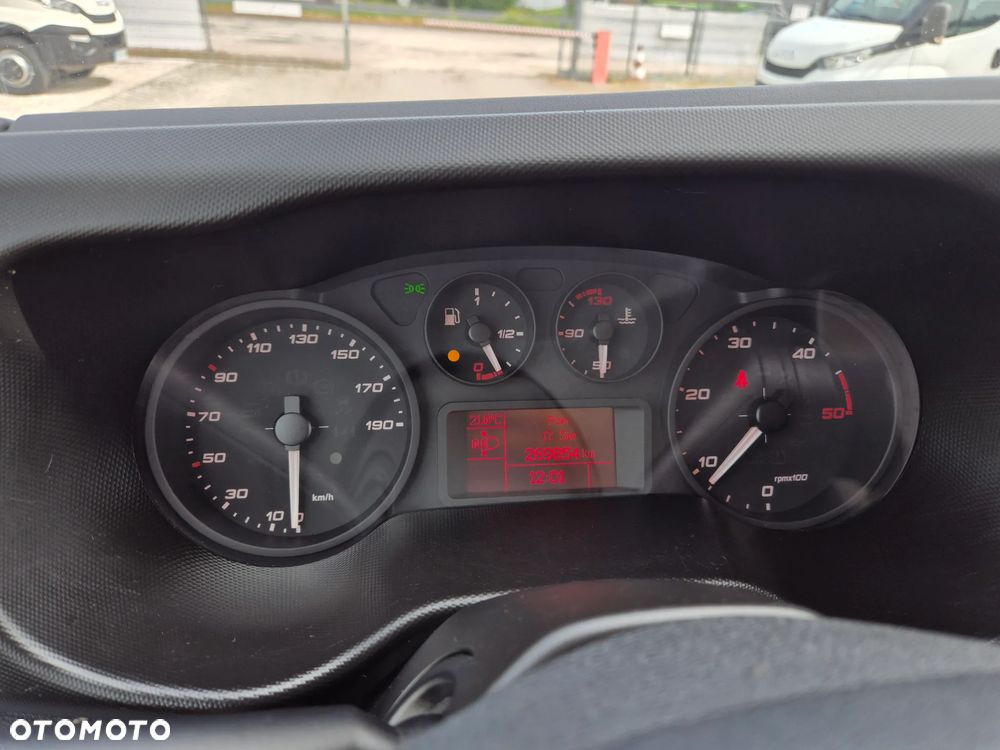Iveco Daily 35S16, nowa skrzynia 4,40m x 2,30m, klimatyzacja, rozstaw osi 4.10m - 12