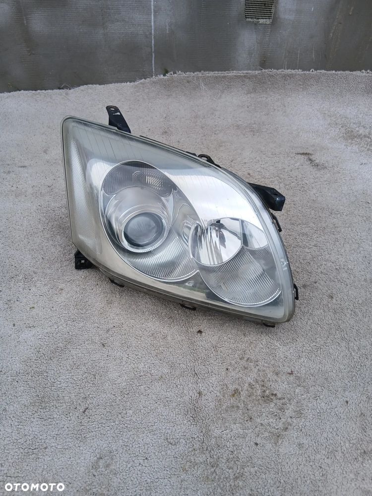 LAMPA PRZEDNIA PRAWA TOYOTA AVENSIS T-25 ROK 03/06  EUROPA