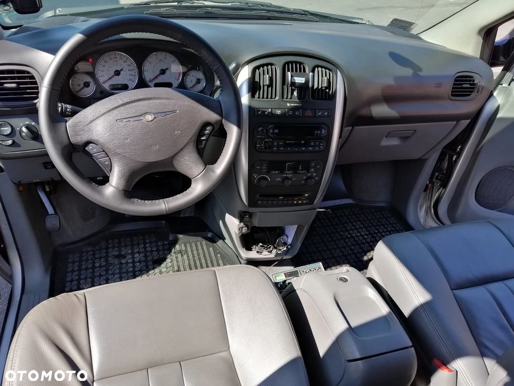 Chrysler Town & Country 3.8L LXi - 8