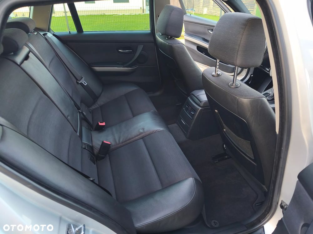 BMW Seria 3 330i - 26