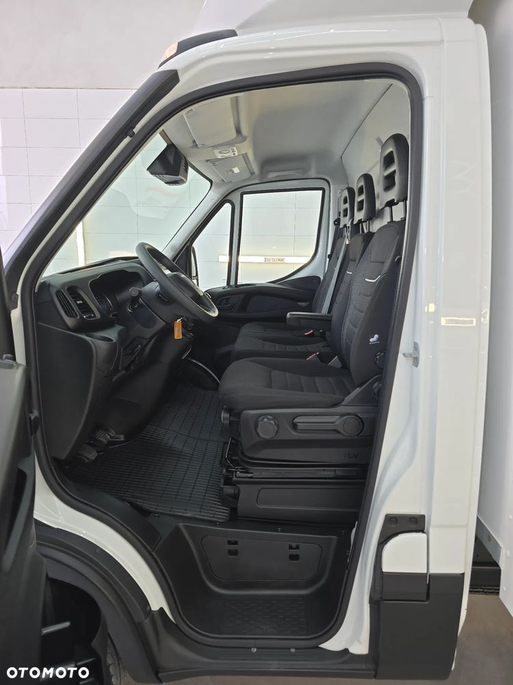 Iveco DAILY 35C16 / 50C16 KONTENER 8PALET WINDA DHOLLANDIA 750Kg 41Tyś km SERWIS ASO IVECO DO OSTATNIEGO Km STAN NOWY NOWY NOWY NA GWARANCJI BOGATA OPCJA WYPOSAŻENIA ASYSTENTY KIEROWCY TEMPOMAT KLIMA KAMERA COFANIA FOTEL KIEROWCY PNEŁMATYCZNY - 27
