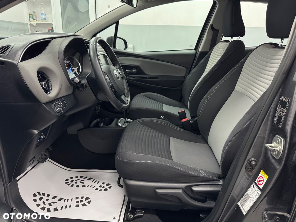 Toyota Yaris Hybrid 100 Business Edition - 13