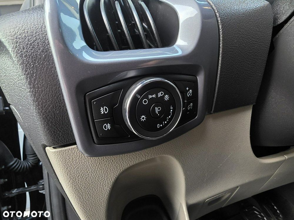 Ford Tourneo Custom - 24