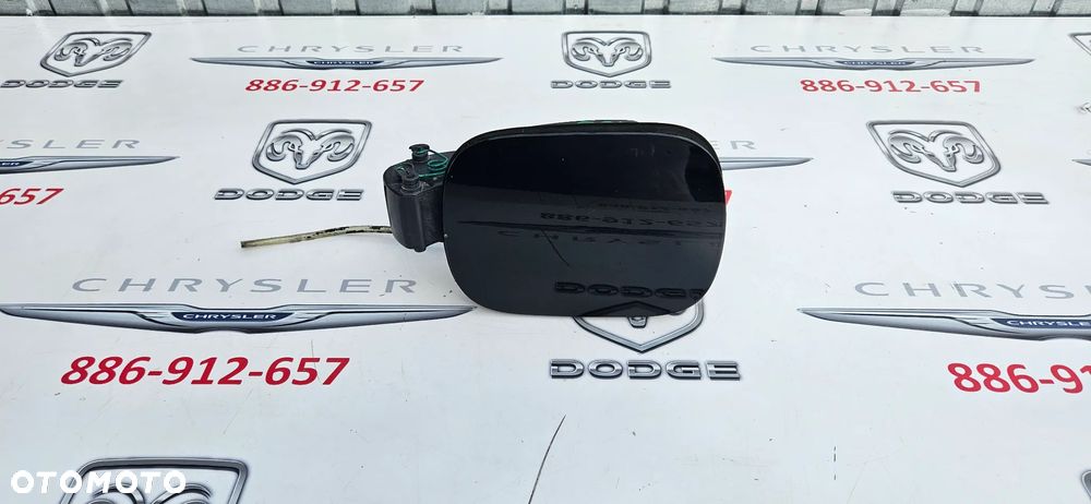 RAM 1500 V 5 2019- Klapka wlewu paliwa P68347151AC  KOLOR PXJ - 1