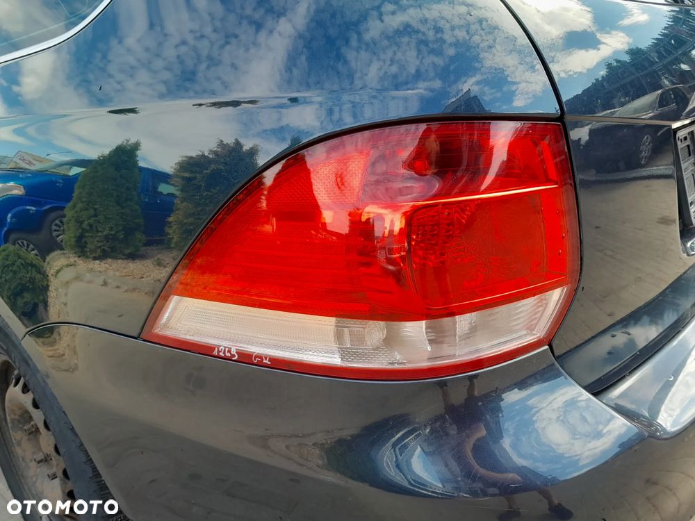 VW GOLF V KOMBI LAMPA TYLNA LEWA W BŁOTNIK - 2