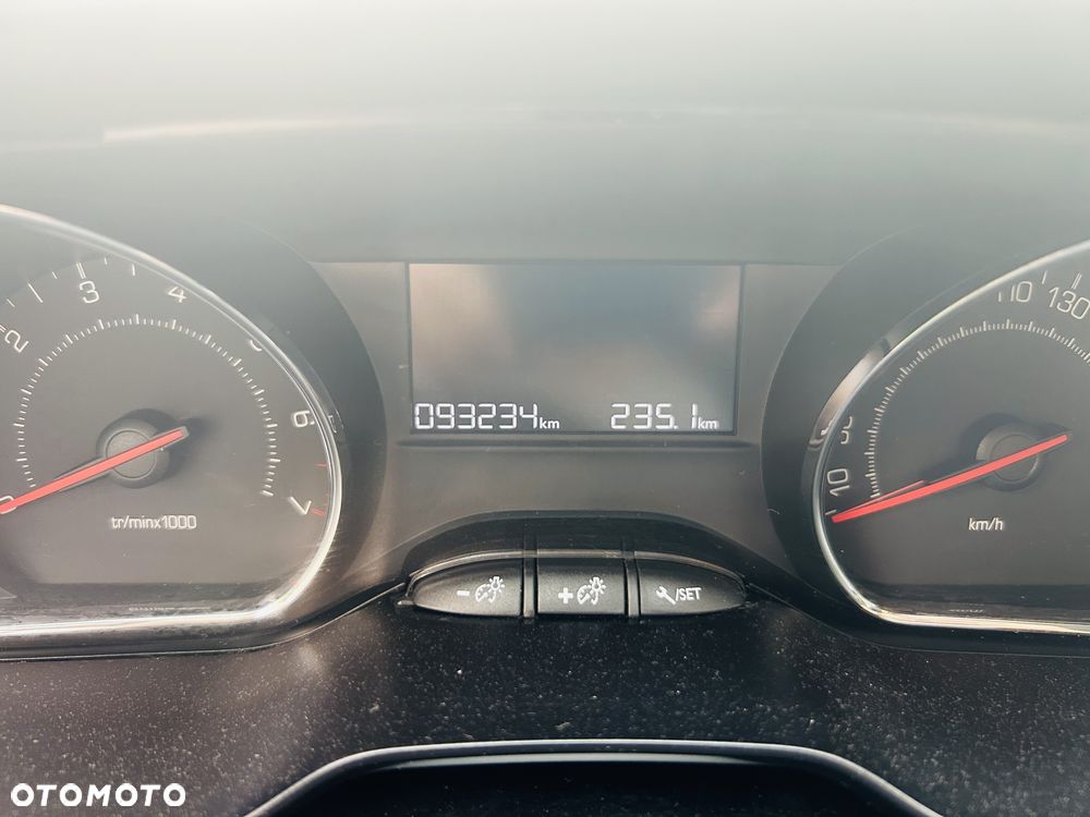 Peugeot 208 - 8