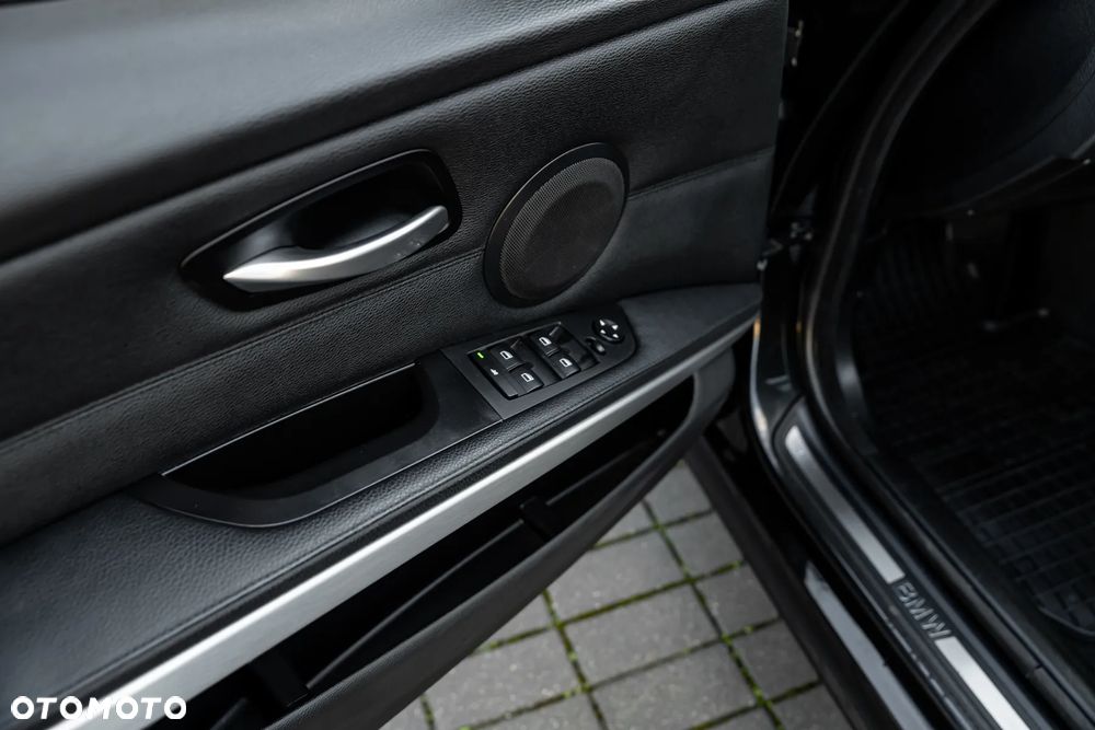 BMW Seria 3 325i xDrive Touring - 37