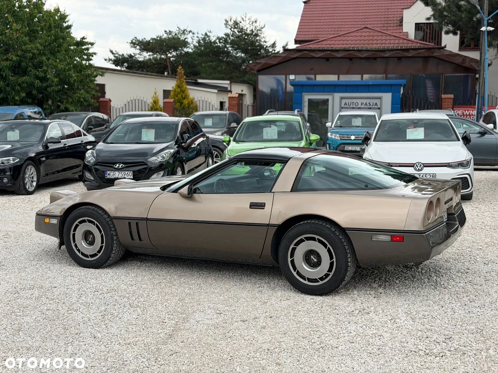 Chevrolet Corvette - 12