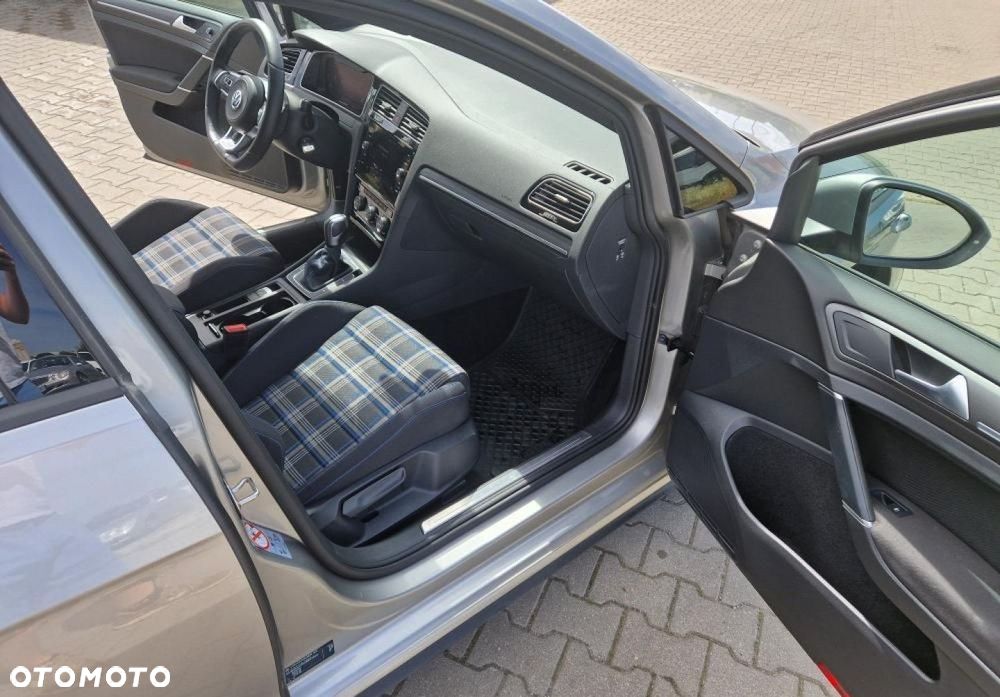 Volkswagen Golf - 11