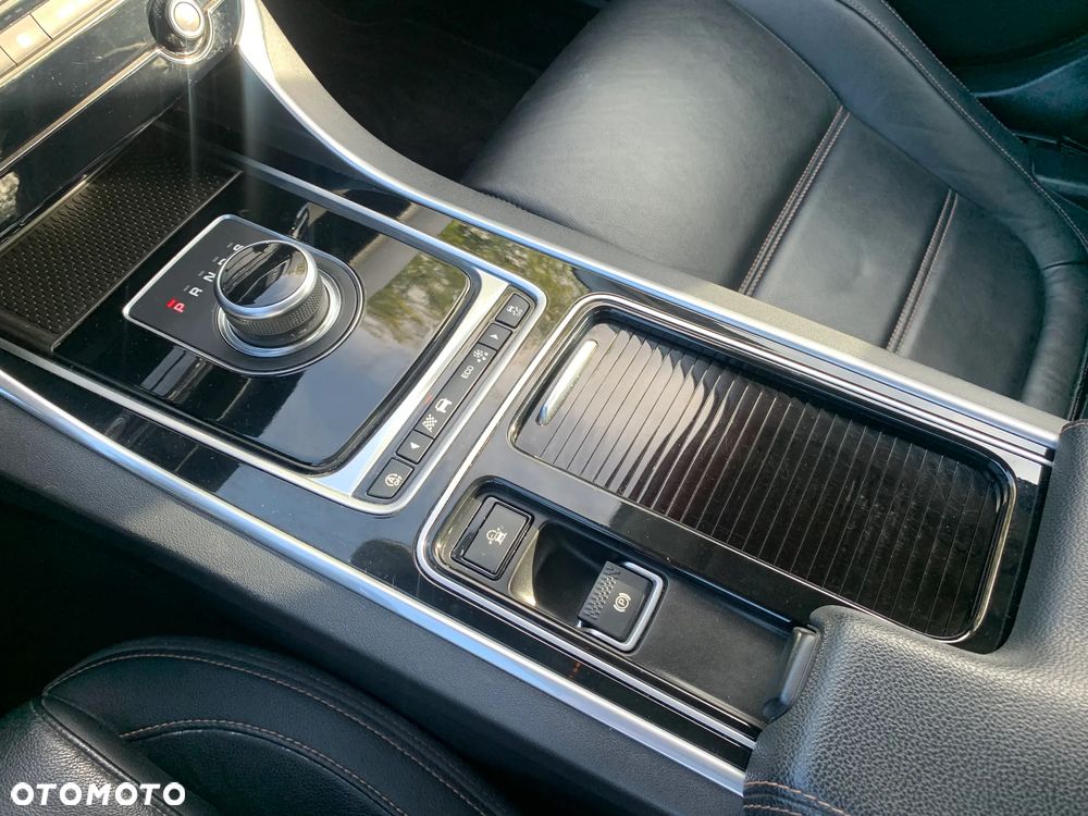 Jaguar XE 2.0 D Prestige - 9