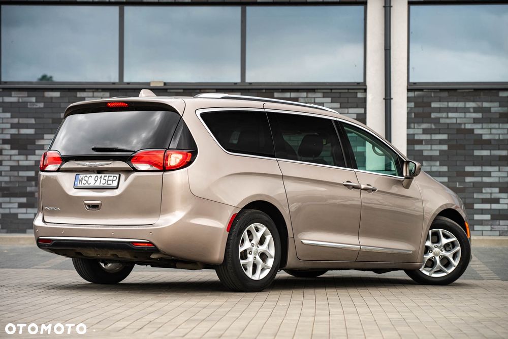Chrysler Pacifica - 8