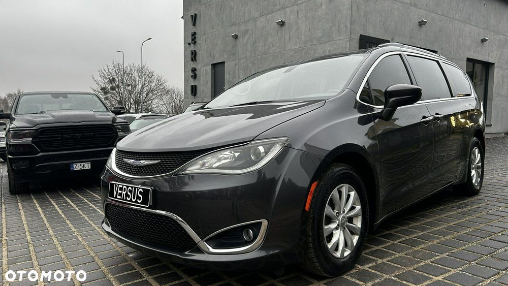 Chrysler Pacifica - 1