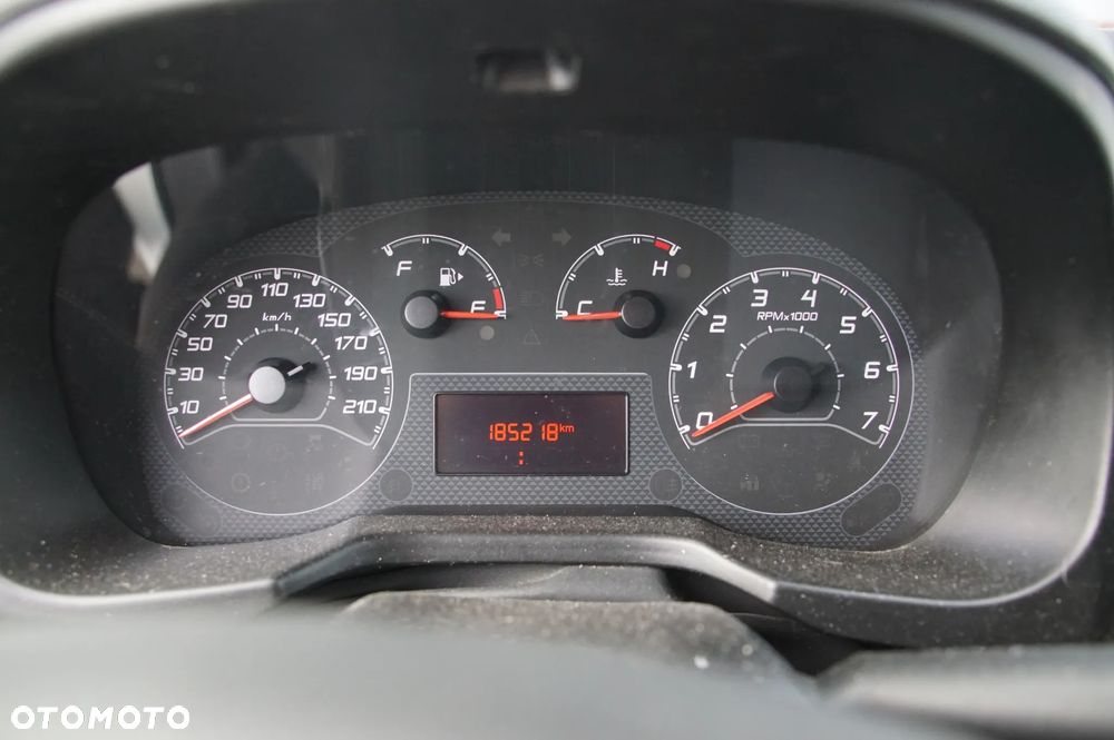 Auto na części - Fiat Fiorino III Lift 1.3 Multijet 80 KM 55283775 55247534 249 2021R Silnik Skrzynia Drzwi Maska Zderzak Błotnik Lampa Lusterko Szyba Klamka Deska Kokpit Sterownik Moduł Czujnik Licznik Kierownica Panel - 12