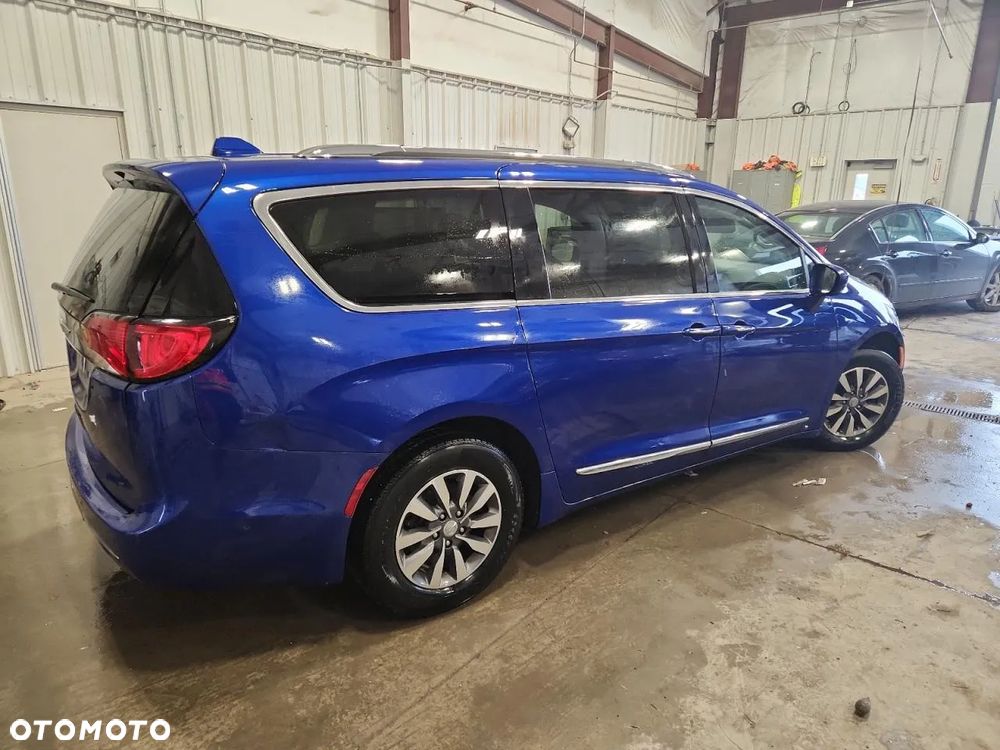 Chrysler Pacifica - 5