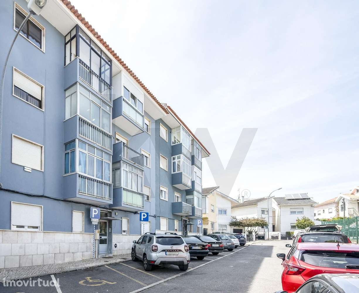 T2 Renovado em Queijas: Luz, Modernidade e Vista Mar - Grande imagem: 2/27