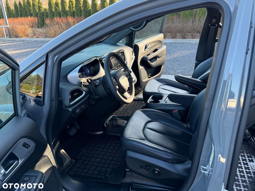 Chrysler Pacifica - 12