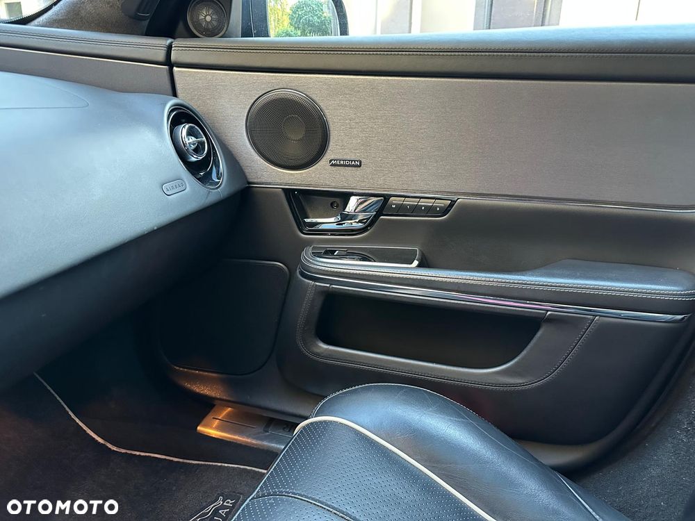 Jaguar XJ 3.0 T AWD LWB Portfolio - 11