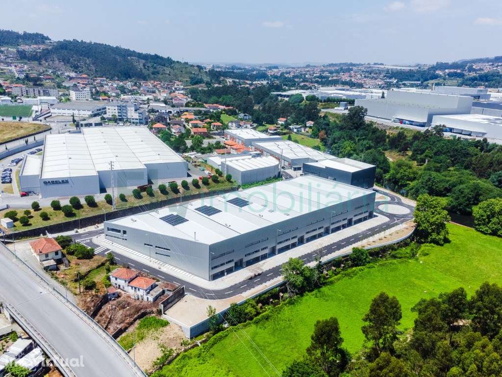 Pavilhão na Zona Industrial em S. Martinho do Campo - Grande imagem: 2/43