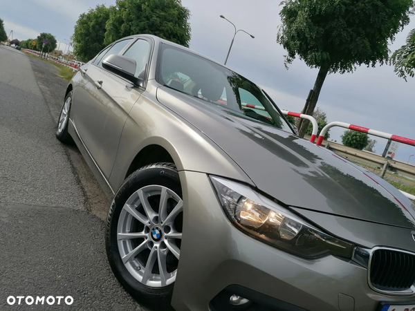 BMW Seria 3 318d xDrive Luxury Line