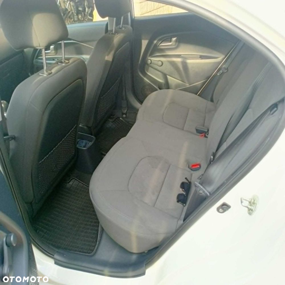 Kia Rio - 8