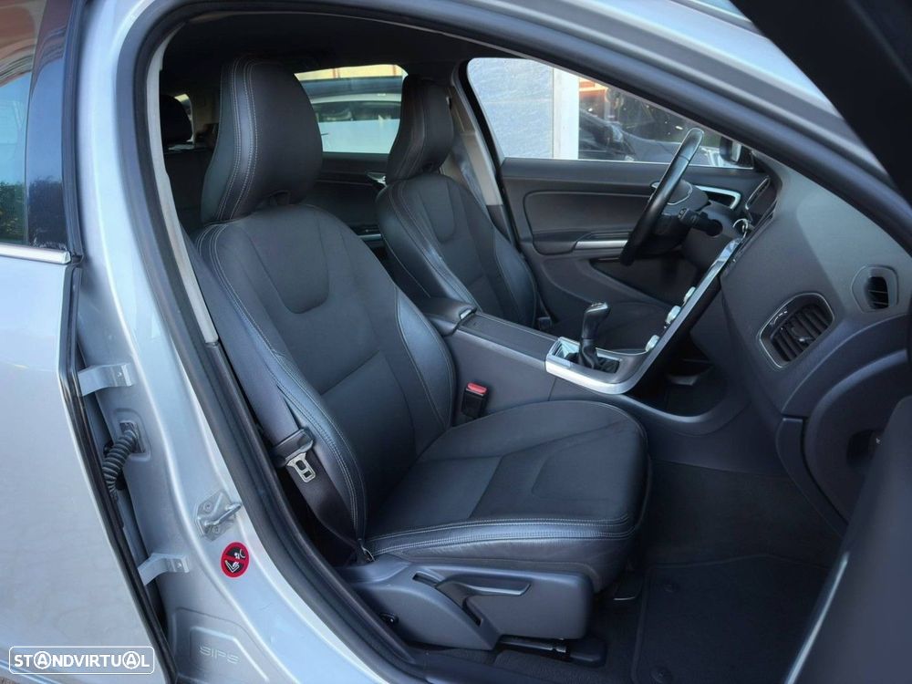 Volvo V60 2.0 D2 Momentum Drive - 16