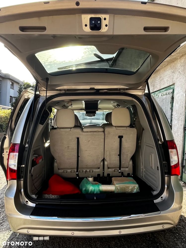 Chrysler Town & Country - 11