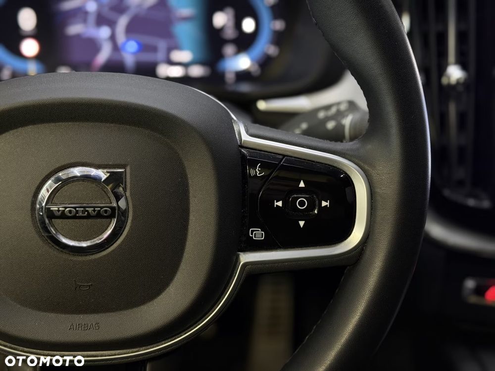 Volvo XC 60 B4 D AWD Ultimate Dark - 19