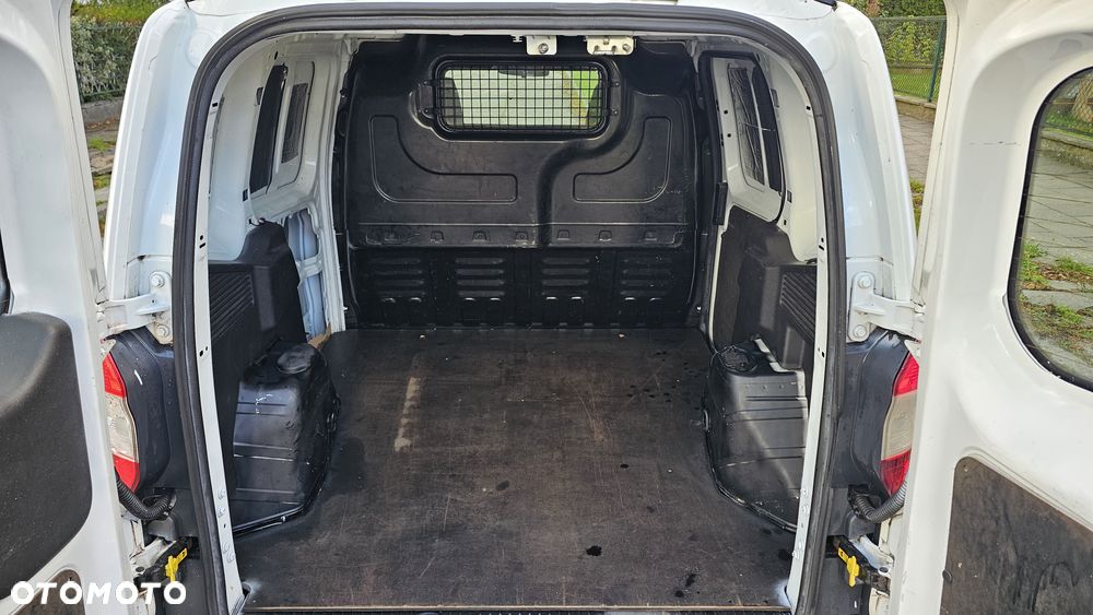 Ford Transit Courier - 18