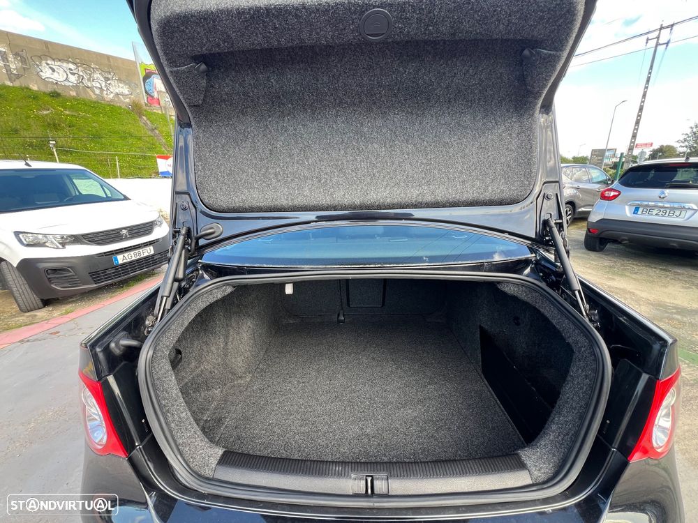 VW Jetta 1.6 TDi Confortline - 11