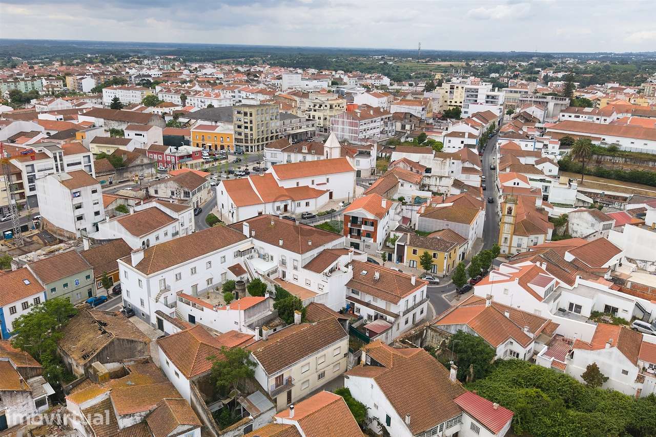 Imóvel para Remodelação total no centro Histórico do Cartaxo - Grande imagem: 2/26