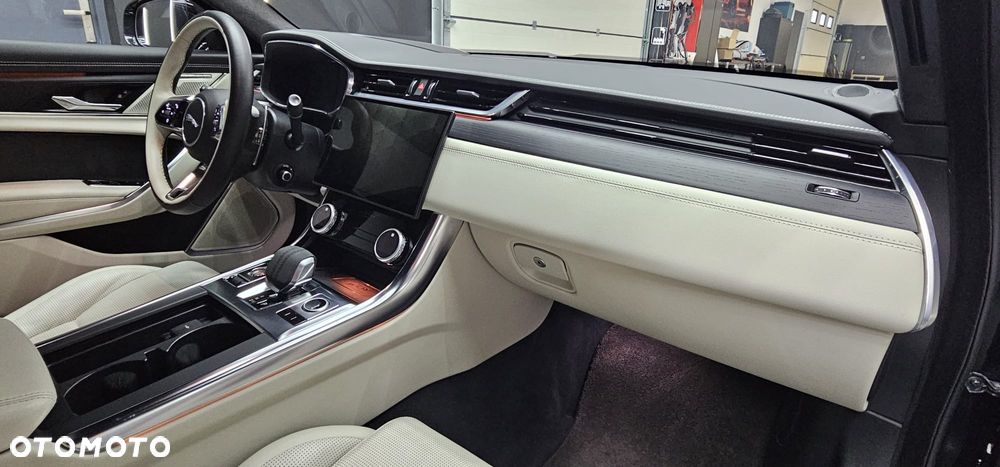Jaguar XF 2.0 P300 AWD R-Dynamic HSE - 35