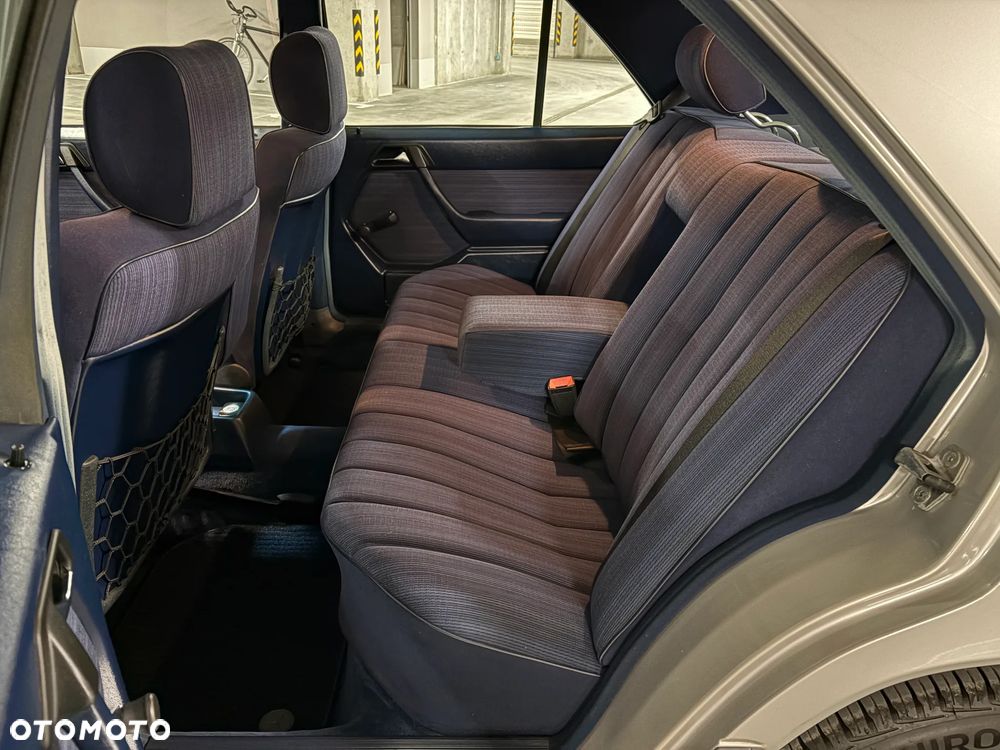 Mercedes-Benz Klasa E 300 4-Matic - 22