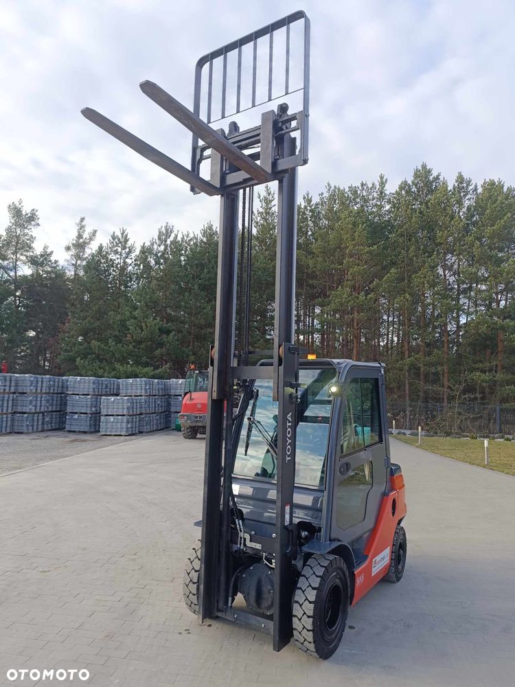 Toyota 8FG25 Kabina 2023 rok benzyna/gaz opony superelastyczne jak NOWY - 10