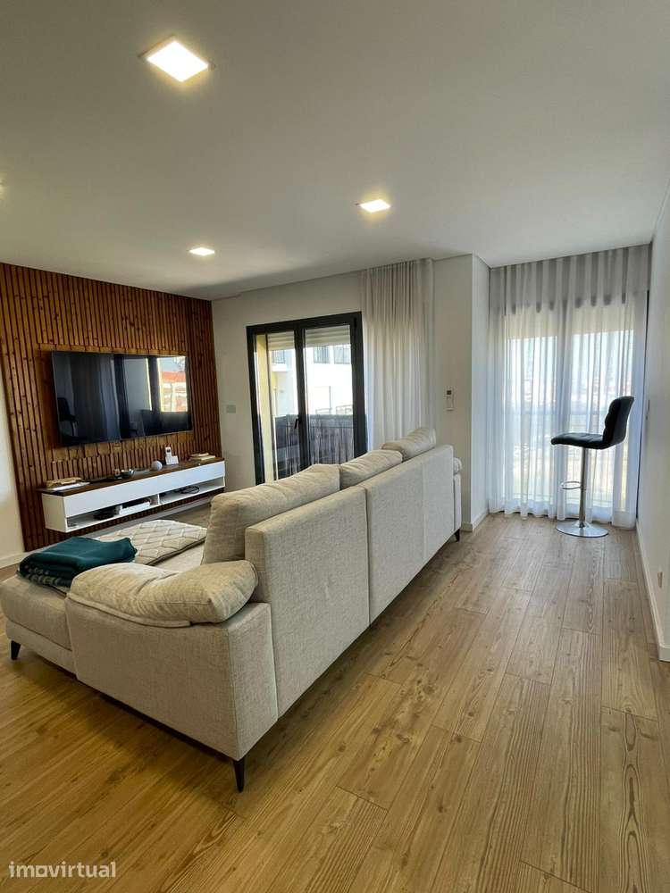 T2 com Suite, Varanda e Garagem - Arrendamento - Grande imagem: 3/22