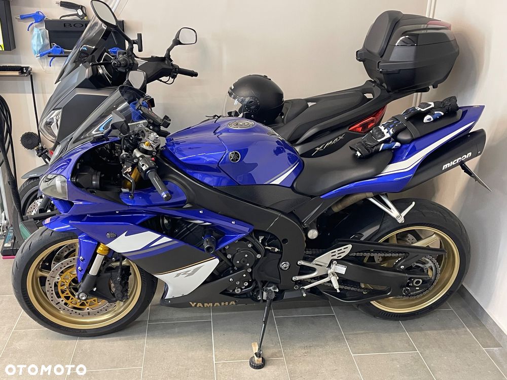 Yamaha R1 - 25