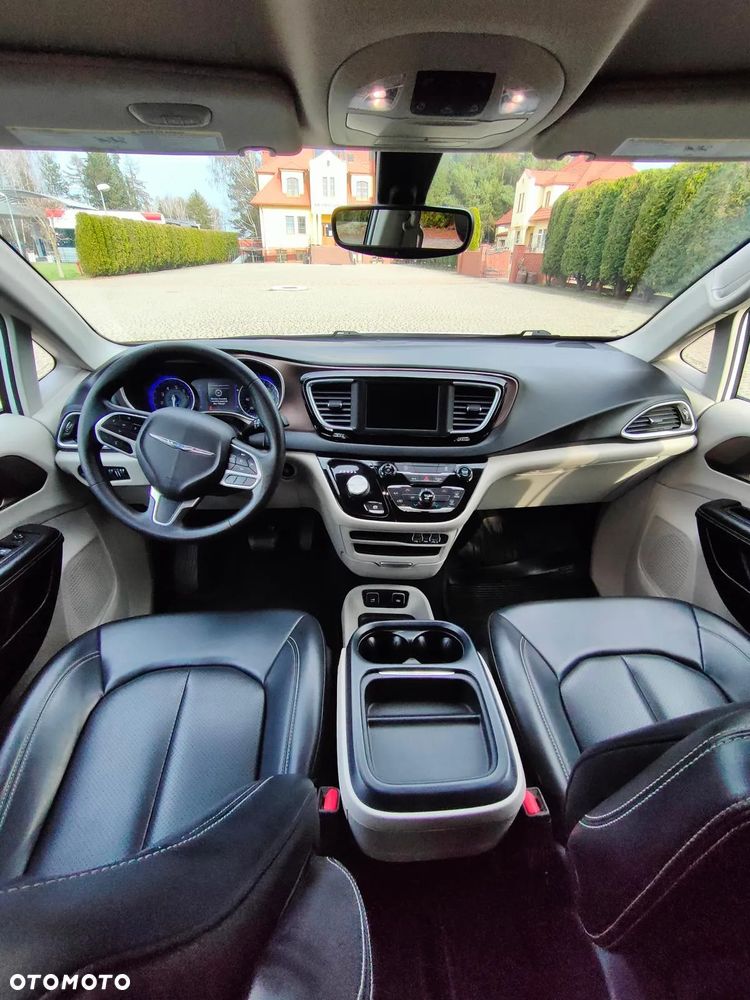 Chrysler Pacifica - 10