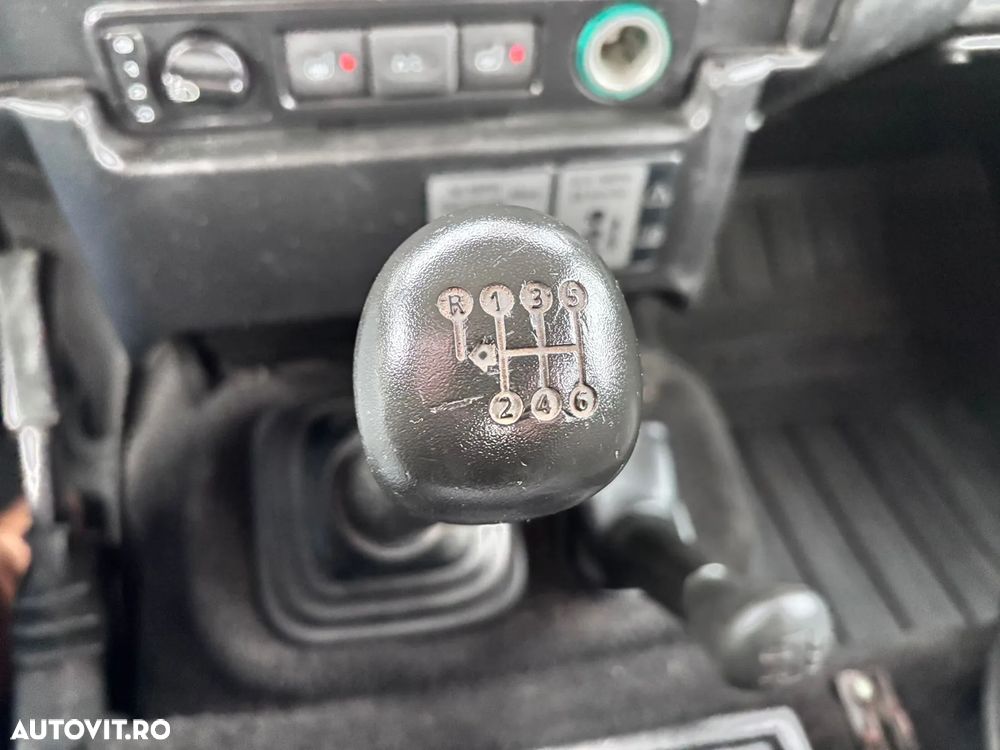 Land Rover Defender - 12