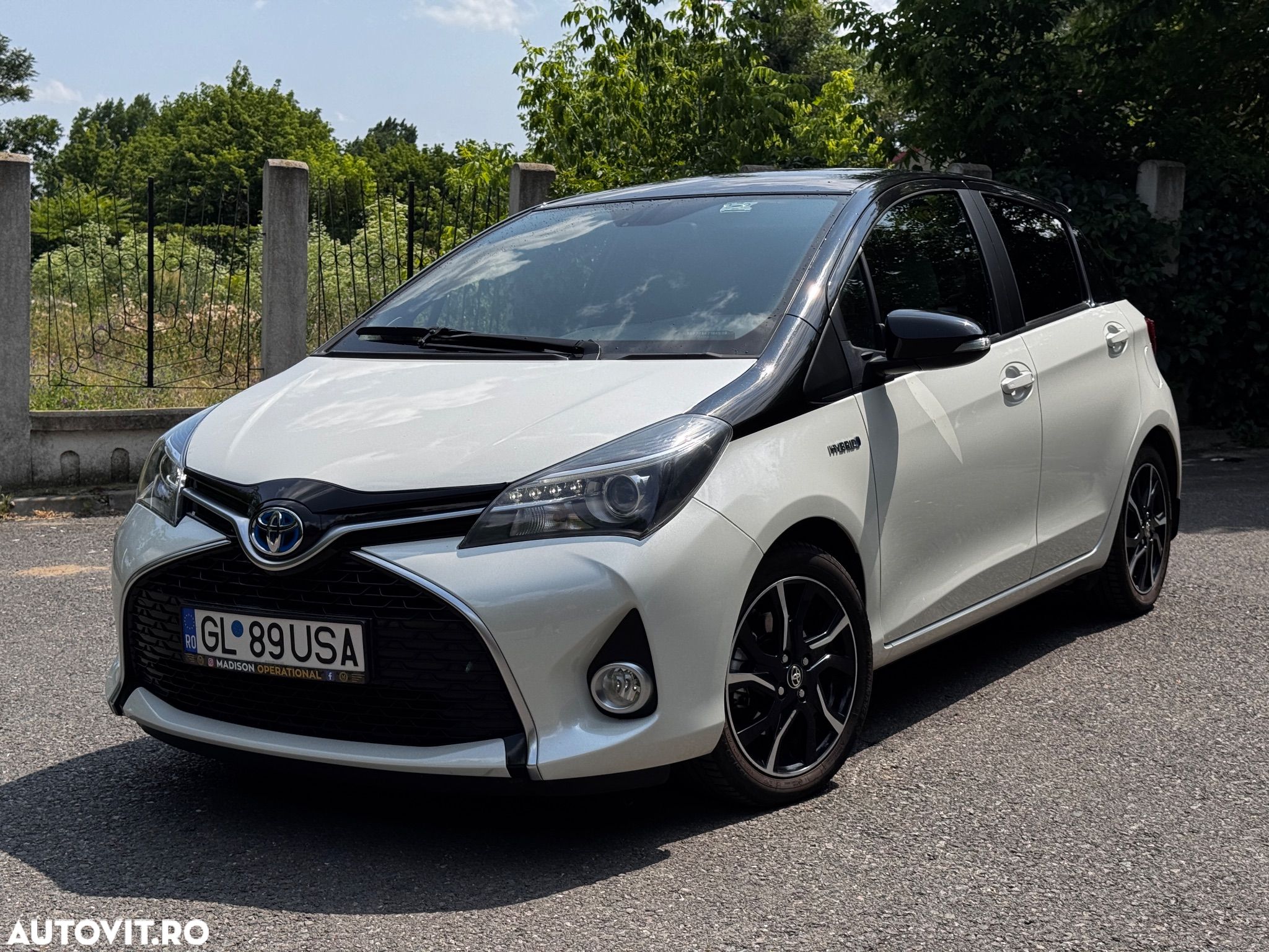 Toyota Yaris 1.5 VVT-i HSD Bi-Tone W&B - 1