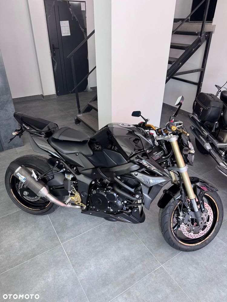 Suzuki GSR - 16